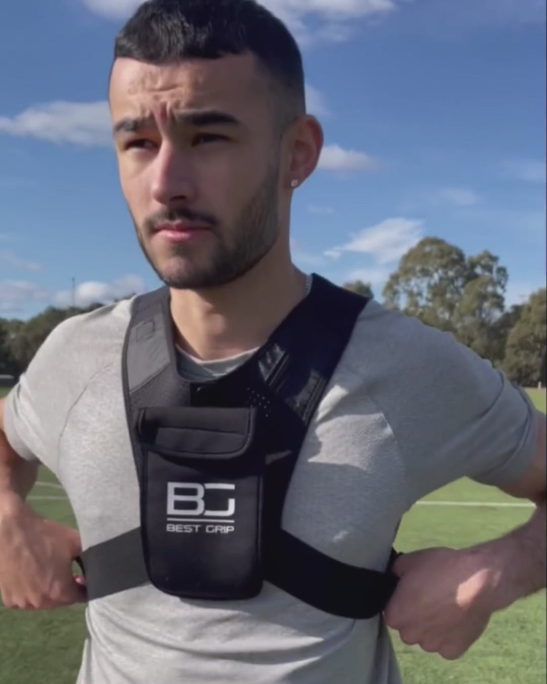 Athlete wearing best grip running vest - showing a demo of the features. 